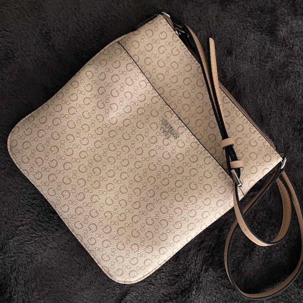 Guess purse. Great condition. Worn only once